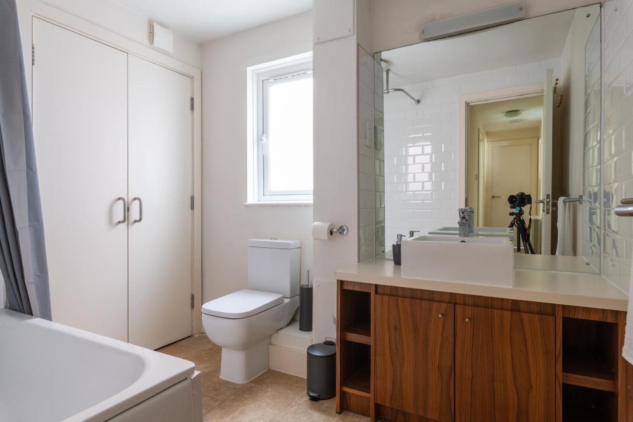 Spacious 2Br Flat - 2 Free Parking Spaces - Near Lgw Airport Crawley  Exterior photo